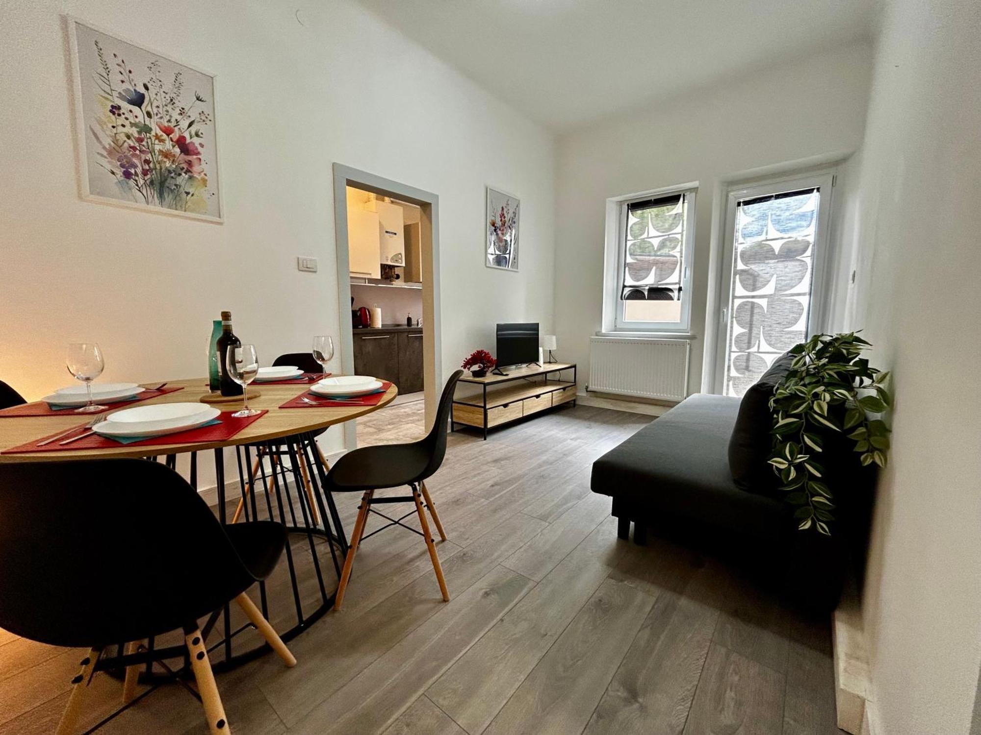 Luxury Allo Apartment In Center Of Udine Buitenkant foto